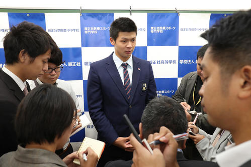 囲み取材を受ける履正社・井上（中央）（撮影・白石智彦）