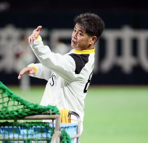 選手にアドバイスするソフトバンク工藤監督（撮影・栗木一考）