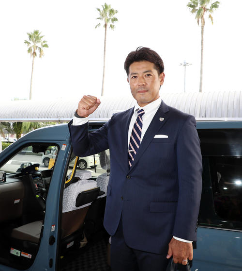 宮崎へ到着した稲葉監督はカメラに向かってガッツポーズし意気込みを見せる（撮影・加藤哉）