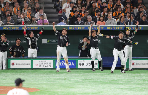 巨人対ソフトバンク 4回表ソフトバンク2死満塁、デスパイネの左前2点適時打に盛り上がるベンチ(撮影・梅根麻紀)
