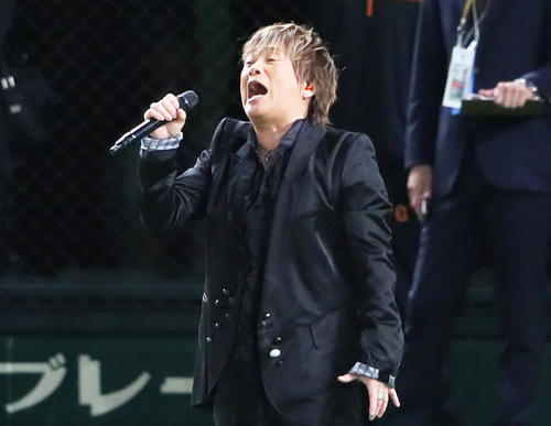 君が代独唱を行った影山ヒロノブ(撮影・足立雅史)