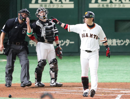巨人対ソフトバンク　3回裏巨人無死、亀井は右越えに同点本塁打を放ち、ベンチにアピール（撮影・梅根麻紀）