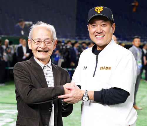 巨人対ソフトバンク 試合前、握手を交わす巨人原監督(右)とノーベル化学賞を受賞した吉野彰氏(撮影・垰建太)