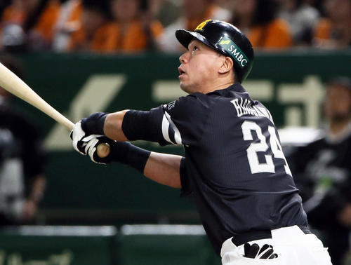 巨人対ソフトバンク 3回表ソフトバンク1死満塁、代打長谷川勇は勝ち越し左犠飛を放つ(撮影・栗木一考)
