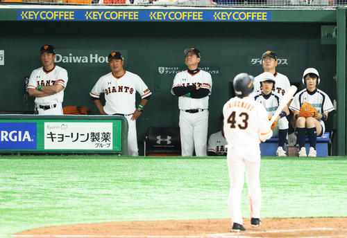 巨人対ソフトバンク　4回裏巨人2死満塁、代打重信（手前）が空振り三振に倒れ天を仰ぐ原監督（中央）（撮影・足立雅史）