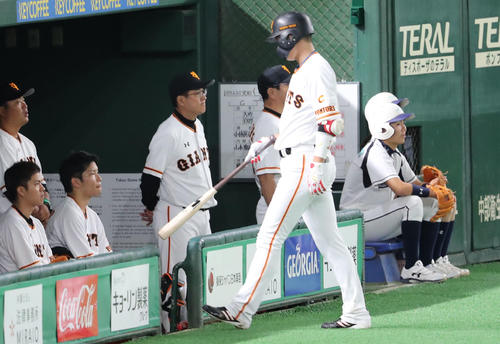 5回裏巨人1死、坂本勇は空振りの三振(撮影・梅根麻紀)