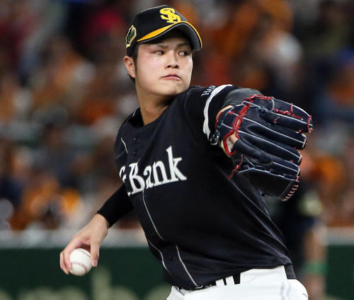 巨人対ソフトバンク 3番手で登板する甲斐野(撮影・栗木一考)