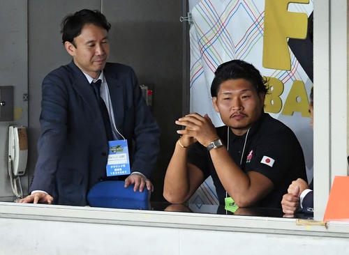 巨人対ソフトバンク　観戦に訪れたラグビー日本代表の稲垣（撮影・たえ見朱実）