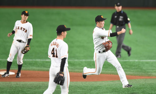 8回表ソフトバンク1死、遊撃手坂本勇は牧原のゴロを好捕し、一塁へ送球しアウト(撮影・加藤諒)