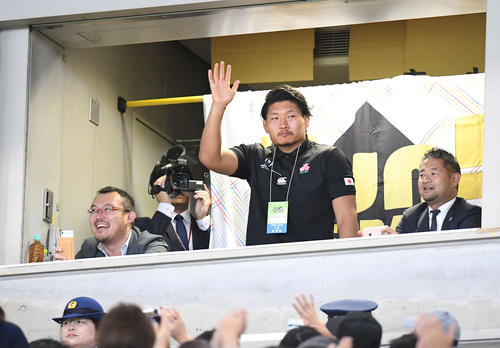 場内アナウンスで紹介され、手を挙げて歓声に応えるラグビー日本代表の稲垣（撮影・加藤諒）