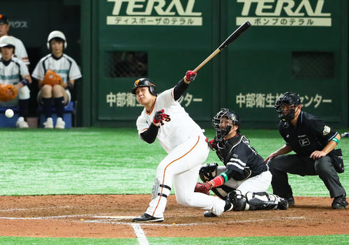 巨人対ソフトバンク 8回裏巨人1死一塁、三併殺打に倒れる岡本(撮影・足立雅史)