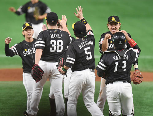 巨人に勝利して喜ぶ内川（右奥）らソフトバンクナイン（撮影・加藤諒）