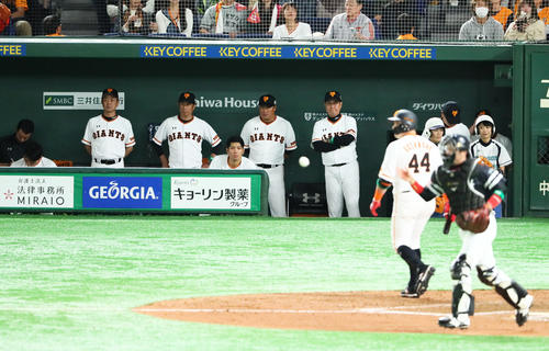 巨人対ソフトバンク 日本シリーズ3連敗となり厳しい表情を見せる原監督(後方右端)ら巨人ナイン(撮影・足立雅史)