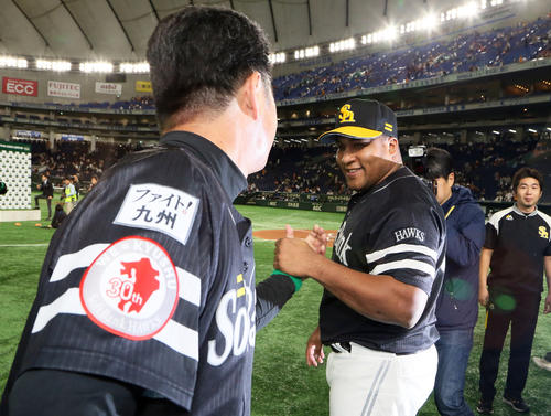 巨人対ソフトバンク　工藤監督（手前）と握手を交わすデスパイネ（撮影・栗木一考）