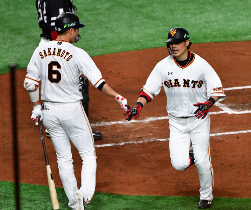 巨人対ソフトバンク 1回裏巨人無死、右越え先頭打者本塁打を放ち生還する亀井(撮影・清水貴仁)