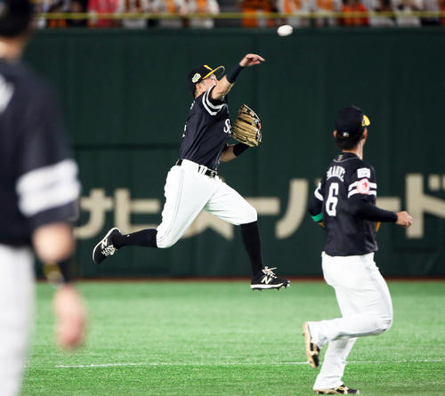 巨人対ソフトバンク 2回裏巨人2死二塁、田中俊の打球を一塁へ送球するソフトバンク川島(撮影・栗木一考)