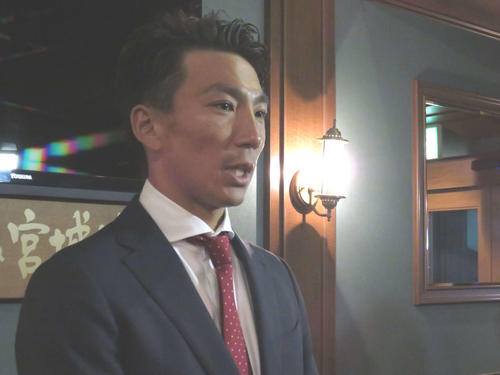 球団に自由契約を申し入れ、了承されたことを表明する嶋
