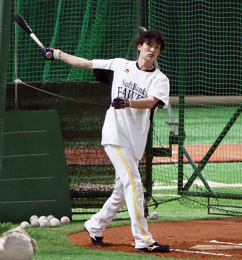 フリー打撃で汗を流すソフトバンク周東（撮影・栗木一考）
