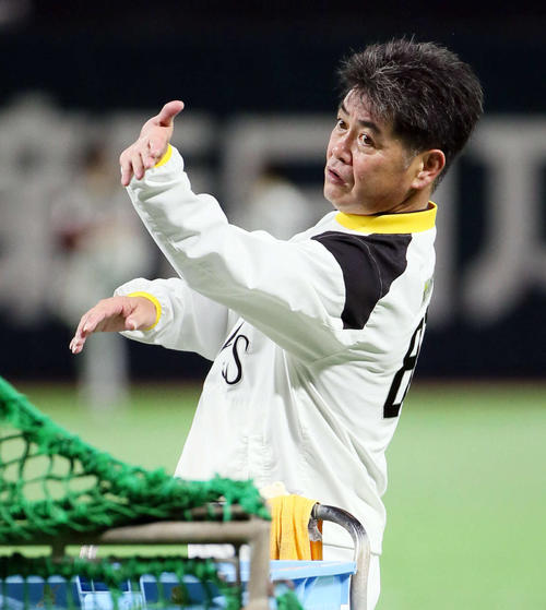 指導するソフトバンク工藤監督（撮影・栗木一考）