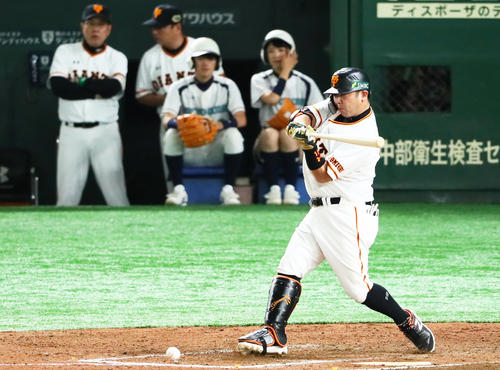 巨人対ソフトバンク　6回裏巨人1死、投ゴロに倒れた阿部（撮影・足立雅史）