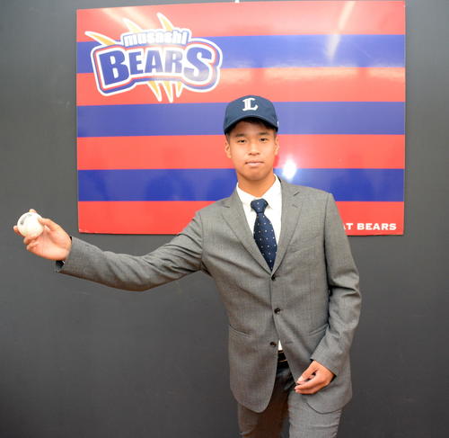 指名あいさつを受けた西武ドラフト3位のBC武蔵・松岡は、元ヤクルト林昌勇そっくりの右サイドスローからチームの顔となる決意を示した（撮影・鈴木正章）