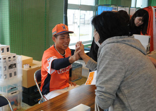 樋口はサイン会でファンとハイタッチ