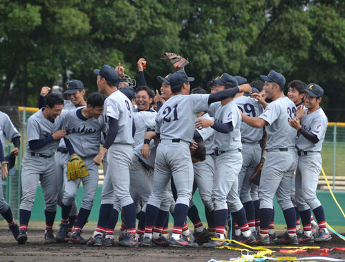 優勝を決め喜ぶ関大ナイン