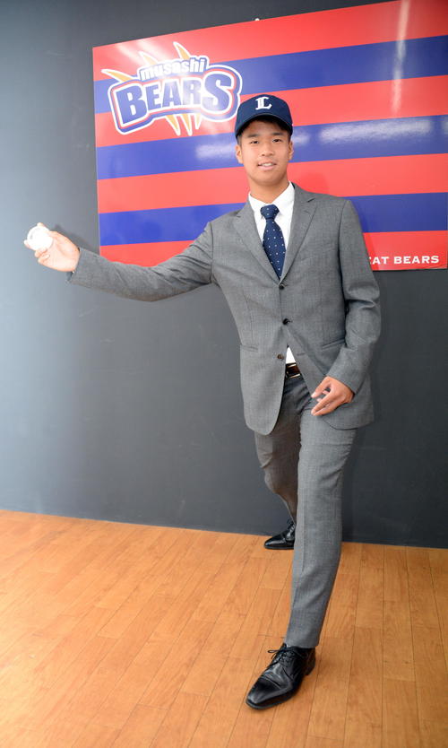 指名あいさつを受けた西武ドラフト3位のBC武蔵・松岡は、元ヤクルト林昌勇そっくりの右サイドスローからチームの顔となる決意を示した（撮影・鈴木正章）