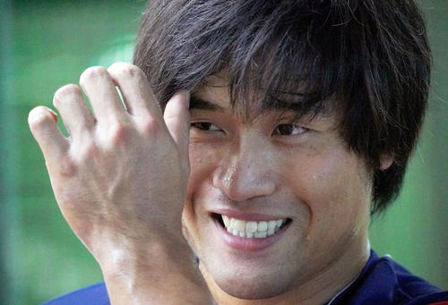 中日秋季練習　休日に姿を見せ打撃練習を行い笑顔で取材対応をする平田（撮影・森本幸一）