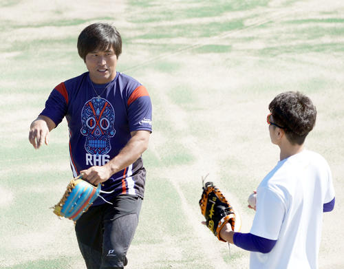 中日秋季練習　休日に姿を見せ杉山翔大（右）と話をする平田（撮影・森本幸一）