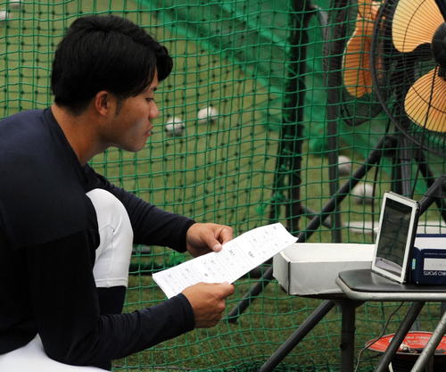 オリックスから育成7位指名された仙台大の佐藤優は東北地区大学代表決定戦に向けて相手投手の動画を実ながらデータチェックする