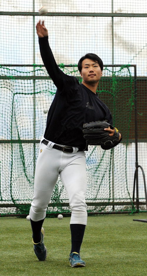 オリックスから育成7位指名された仙台大の佐藤優は打撃練習の合間にキャッチボールで肩慣らしする