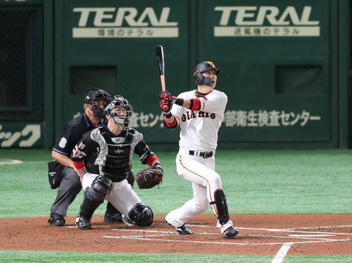 巨人対ソフトバンク　1回裏巨人無死、川島慶三は右中間に先制本塁打を放つ（撮影・梅根麻紀）