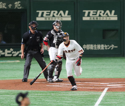 巨人対ソフトバンク　1回裏巨人無死、川島慶三は右中間に先制本塁打を放つ（撮影・梅根麻紀）