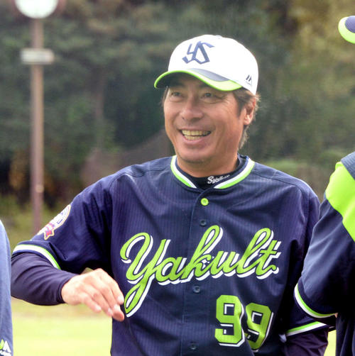 コーチ陣と笑顔で話すヤクルト高津監督（2019年10月21日）