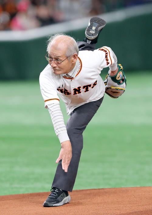 巨人対ソフトバンク　始球式で投球する吉野彰氏（撮影・垰建太）