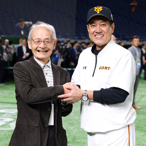 巨人対ソフトバンク　試合前、握手を交わす巨人原監督（右）とノーベル化学賞を受賞した吉野彰氏（撮影・垰建太）