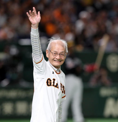 巨人対ソフトバンク　始球式に登場した吉野彰氏（撮影・垰建太）