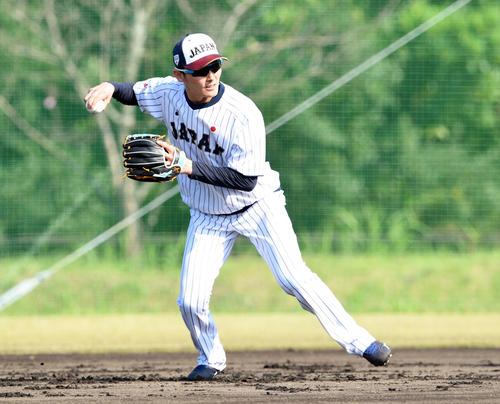 特守する西武源田（撮影・滝沢徹郎）