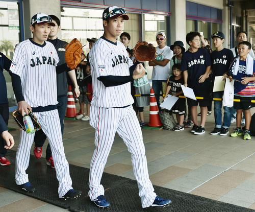 ファンに見送られ特守へ向かう山田（手前右）と源田（撮影・滝沢徹郎）