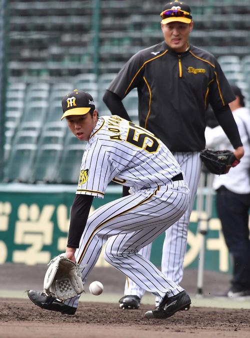 秋山拓巳（右）ら投手陣とノックを受ける青柳晃洋（撮影・上田博志）