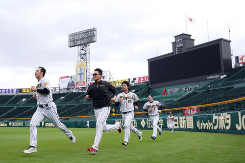 秋季練習が始まり外野で走り込む、左から阪神青柳、秋山、高橋遥、守屋（撮影・前田充）