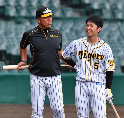 ロング打撃練習をする近本光司（右）と井上一樹打撃コーチ（撮影・上田博志）