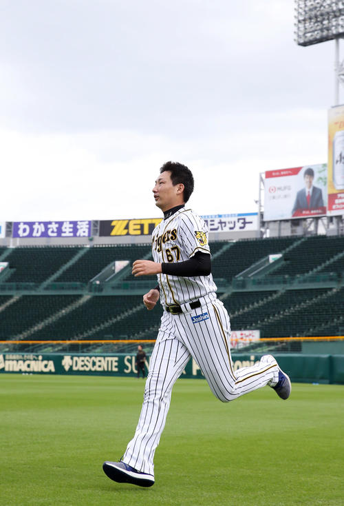 外野で走り込む阪神岩崎（撮影・前田充）