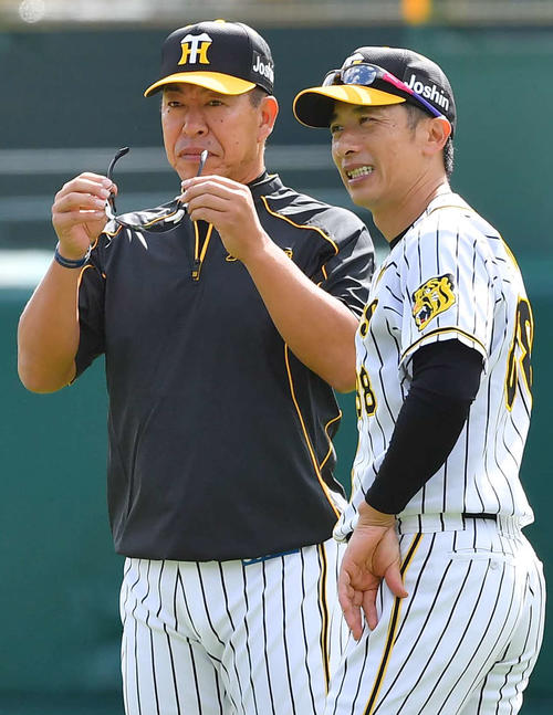 選手の動きを見守る阪神矢野監督（右）と井上打撃コーチ（撮影・上田博志）