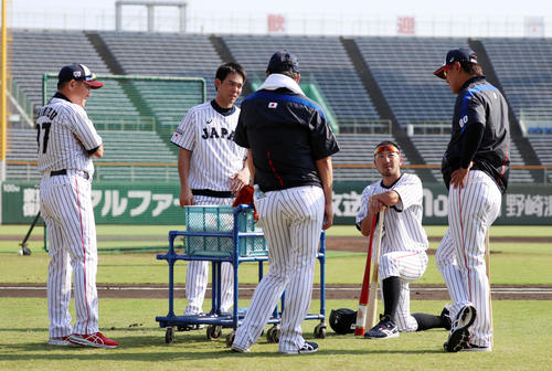 練習を終えて稲葉監督（右）らと話す菊池（同2人目）と秋山（左から2人目）。左は清水コーチ（撮影・加藤哉）