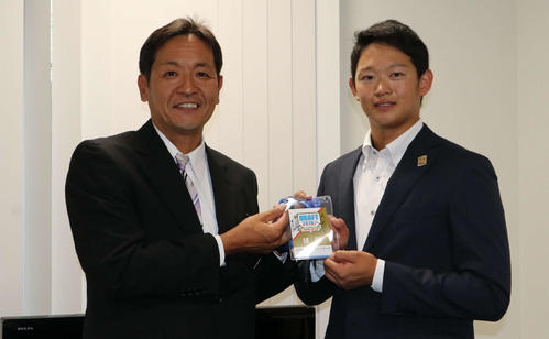 坂本スカウト（左）と栗山英樹監督のサインとメッセージが添えられたドラフト会議の入館証を持つJX－ENEOS・鈴木（撮影・山崎純一）
