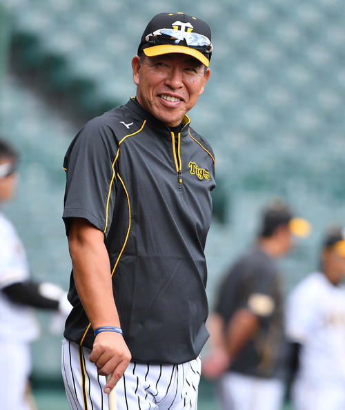 笑顔を見せながら練習を見守る井上一樹打撃コーチ（撮影・上田博志）