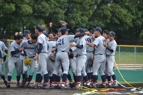 優勝を決め喜ぶ関大ナイン