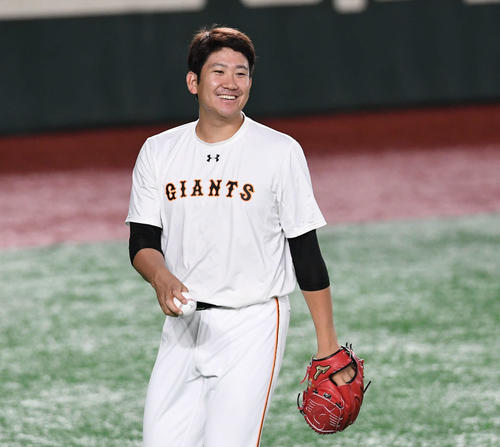 巨人対ソフトバンク　試合前練習で笑顔を見せる巨人菅野（撮影・山崎安昭）